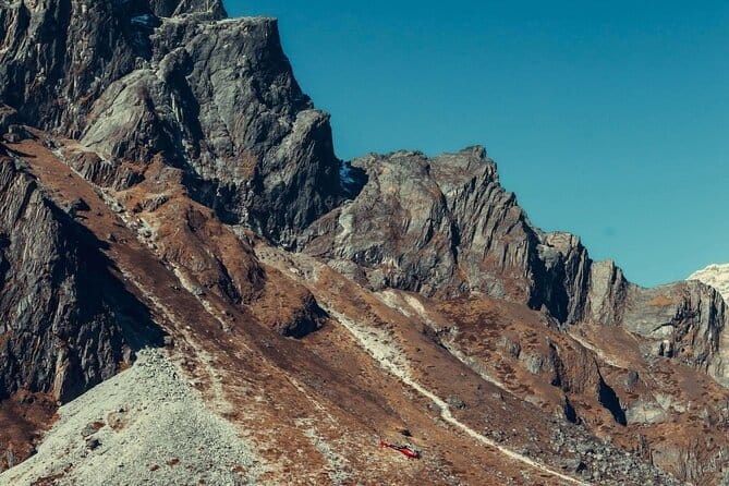 Everest Base Camp helicopter tour with landing - Safety and altitude support: the oxygen and oximeter angle