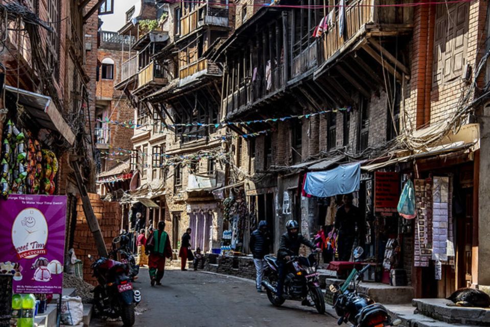 From Kathmandu: Half-Day Guided Tour of Bhaktapur - Bhaktapur Durbar Square: The real reason this half-day tour works